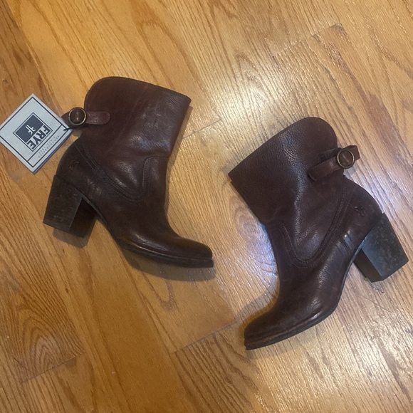 NWT Frye Lucinda Short Reddish Dark Brown Size 6 - Picture 3 of 13